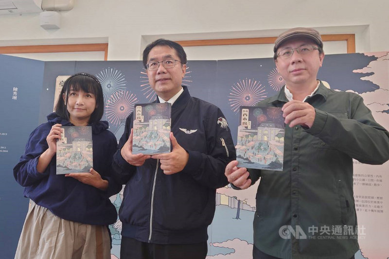 台南市文化資產管理處29日在西市場舉辦「台南西市場」新書發表會,台南市長黃偉哲(中)與作者陳秀琍(左)及設計封面的聚珍台灣總監王子碩(右)出席。中央社記者楊思瑞攝 110年11月29日