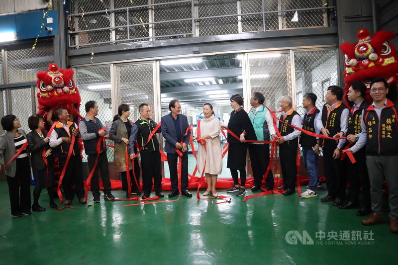 花蓮鳳榮地區農會29日舉行食品加工廠開幕及「鳳榮豆奶」系列產品上市發表會,花蓮縣長徐榛蔚(左8)、鳳林鎮長蕭文龍(左7)等人出席祝賀。中央社記者李先鳳攝 110年11月29日