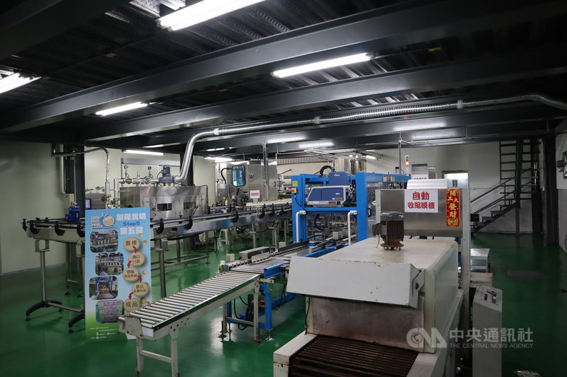 成立逾一甲子的鳳林鎮豆奶加工廠,歷經農業大環境與政策變遷,農會拚轉型,獲花東基金新台幣2500萬元補助更新設備,29日舉行食品加工廠開幕儀式。中央社記者李先鳳攝 110年11月29日