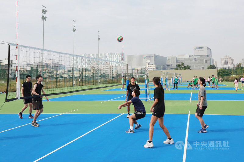 台南市政府在東區新建的平實排球場29日啟用,共有5面符合全國賽事規範的球場。(台南市政府提供)中央社記者楊思瑞台南傳真 110年11月29日