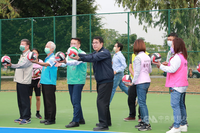 台南市政府在東區新建的平實排球場29日啟用,市長黃偉哲(前左4)等人上午出席球場開球儀式。(台南市政府提供)中央社記者楊思瑞台南傳真 110年11月29日