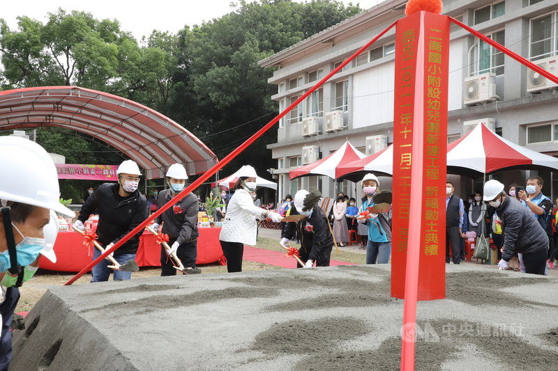 雲林縣二崙國小附設幼兒園原預算新台幣3100餘萬元,今年3月建材價格上漲,歷經流標6次,縣府向中央反映後追加工程經費到4145萬元,日前順利動土,工程預計民國112年完工。(縣府提供)中央社記者姜宜菁傳真 110年11月29日