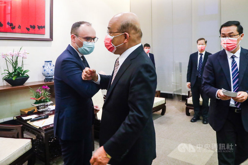 行政院長蘇貞昌(左2)29日在行政院接見波海三國國會友台小組聯合訪問團,與立陶宛國會友台小組主席馬爾德基斯(Matas Maldeikis)(左)等訪團成員碰肘致意。中央社記者王騰毅攝 110年11月29日