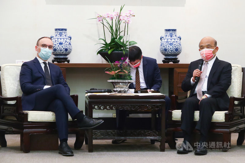 行政院長蘇貞昌(右)29日在行政院接見波海三國國會友台小組聯合訪問團,並致詞向訪團成員表示歡迎。左為立陶宛國會友台小組主席馬爾德基斯(Matas Maldeikis)。中央社記者王騰毅攝 110年11月29日
