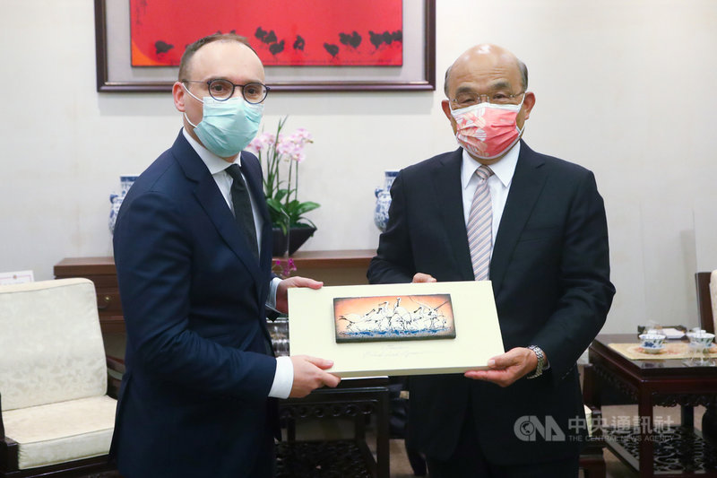 行政院長蘇貞昌(右)29日在行政院接見波海三國國會友台小組聯合訪問團,並致贈禮品給立陶宛國會友台小組主席馬爾德基斯(Matas Maldeikis)(左)等訪團成員表達歡迎之意。中央社記者王騰毅攝 110年11月29日