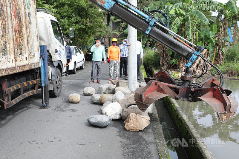 宜蘭市育才國小周邊近20支電線桿下方,近來遭人放置大量大石頭,影響交通安全。宜蘭市公所29日已派員處理,但因大石頭數量眾多且不輕,預計於3日內清除完畢。(宜蘭市公所提供)中央社記者沈如峰宜蘭傳真 110年11月29日