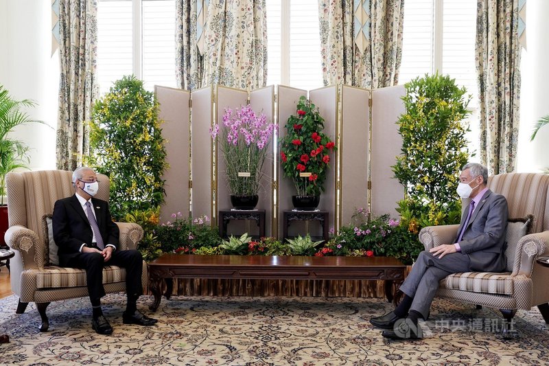 馬來西亞首相依斯邁沙比利(左)29日訪問新加坡,與星國總理李顯龍會面。(新加坡通訊及新聞部提供)中央社記者侯姿瑩新加坡傳真 110年11月29日