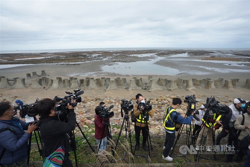 台湾中油28日表示，三接施工3年至今藻礁一直都在，空拍影片可清楚看到一切。图为总统蔡英文25日赴观新藻礁（图）、大潭藻礁视察前，现场媒体拍摄藻礁生态系。（中央社档案照片）