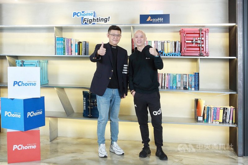 電商集團PChome網路家庭29日宣布以策略領導投資人身分參與行銷科技新創公司愛酷智能科技AccuHit的B輪募資,左起為網路家庭執行長暨總經理蔡凱文、愛酷智能科技執行長與共同創辦人林庭箴。(網家提供)中央社記者吳家豪傳真 110年11月29日