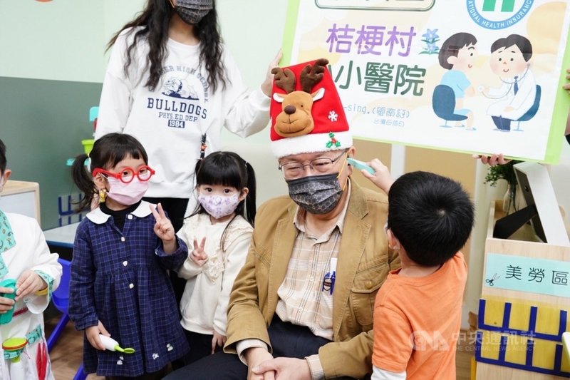 台北捷運公司29日舉辦職場互助教保服務中心揭牌儀式,台北市長柯文哲(右2)表示,今年已經讓教保員的薪水提升到3.3萬元,未來會再想辦法往上拉,並讓留任越久的職員薪水越高。(台北市政府提供)中央社記者陳昱婷傳真 110年11月29日