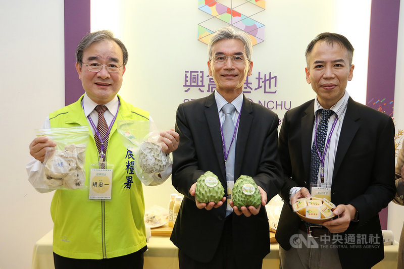 農糧署29日在中興大學舉行座談會,整合國內專家學者及加工業者進行鳳梨釋迦加工品開發佈局,盼增加多元產銷,提升農民收益。農糧署長胡忠一(左起)、中興大學校長薛富盛、興大食品暨生技實習工廠廠長謝昌衛展示鳳梨釋迦各式加工品。(中興大學提供)中央社記者趙麗妍傳真 110年11月29日