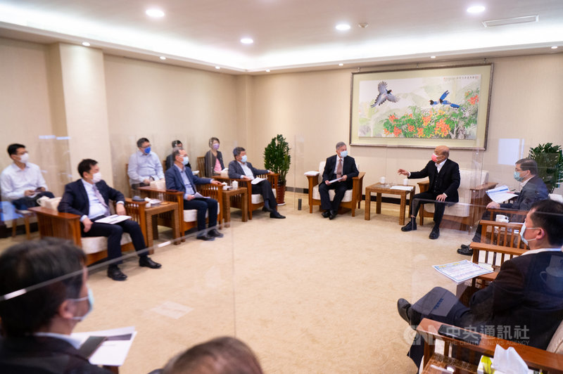 行政院長蘇貞昌(右3)29日上午召開擴大防疫會議,針對國內外疫情概況與疫苗施打情形,及歲末、跨年大型活動防疫規定、春節專案因應新型變種病毒相關整備等議題進行討論。(行政院提供)中央社記者陳俊華傳真 110年11月29日