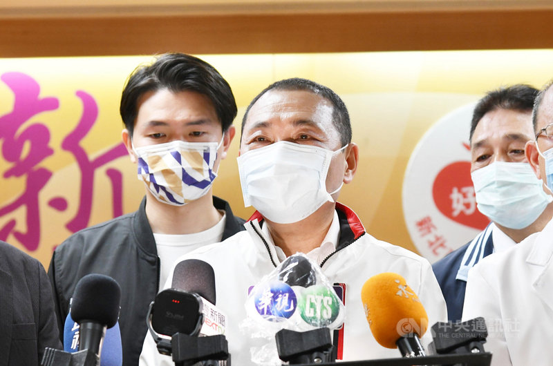 面對Omicron變種病毒,中央擬規劃成人第3劑疫苗接種,新北市長侯友宜(前)29日接受媒體聯訪時表示,施打第3劑是正確的方向,並提醒民眾戴口罩比打第3劑有用,不可以輕易放鬆;此外,要把病毒阻絕於境外才是上上策,嚴格把關才能夠讓國內倖免於難。中央社記者王鴻國傳真 110年11月29日