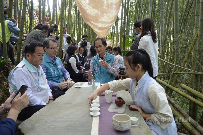 嘉義縣政府29日在梅山鄉瑞里綠色隧道舉行道路優化發布會,邀遊客體驗優雅環境,瑞里社區發展協會也在綠色隧道現場沖泡當地特產高山茶、咖啡,讓人享用。中央社記者蔡智明攝 110年11月29日