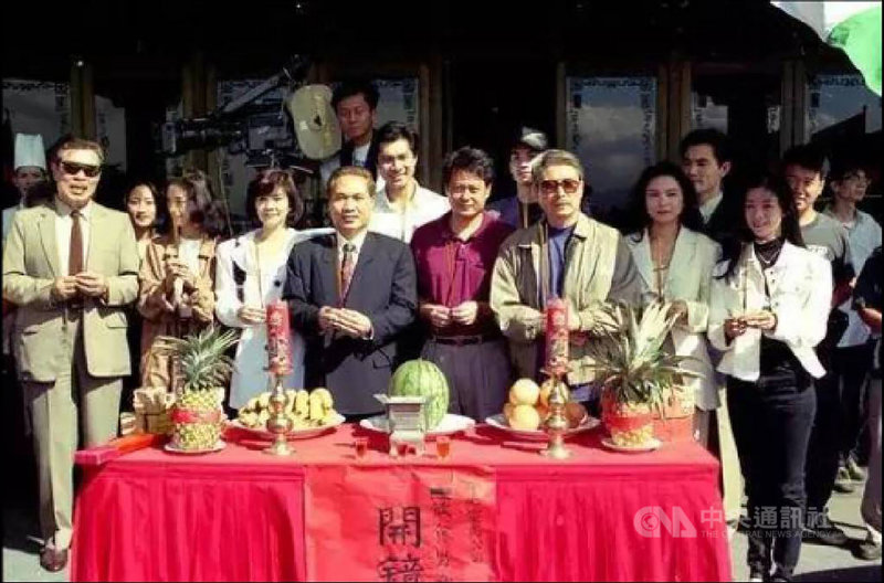 第11屆總統文化獎30日將在台北圓山大飯店舉行頒獎典禮,導演李安(前右4)為「文化耕耘獎」得主,當年拍攝「飲食男女」時,選在圓山大飯店舉行開鏡典禮,因此將重返圓山大飯店領獎。(文化總會提供)中央社記者王寶兒傳真 110年11月29日