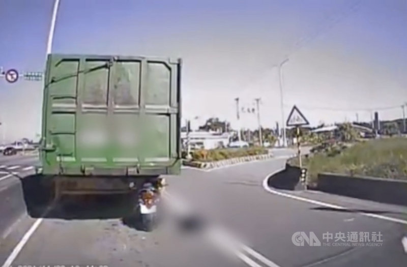 20歲翁姓男騎士29日騎乘白牌重型機車行駛在台61線西濱快速道路新竹段的內線快車道,不明原因撞上一輛大卡車後車斗,警消獲報到場將他送醫,急救後仍傷重不治。(民眾提供)中央社記者魯鋼駿傳真 110年11月29日