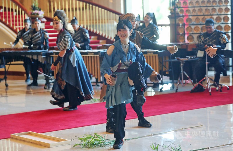 朱宗慶打擊樂團擊樂劇場代表作「木蘭」將再度演出,29日在國家戲劇院舉行記者會,現場演出精彩片段,本次巡演加入年輕團員參與,呈現傳承與世代同台的聚合力量。中央社記者裴禛攝 110年11月29日