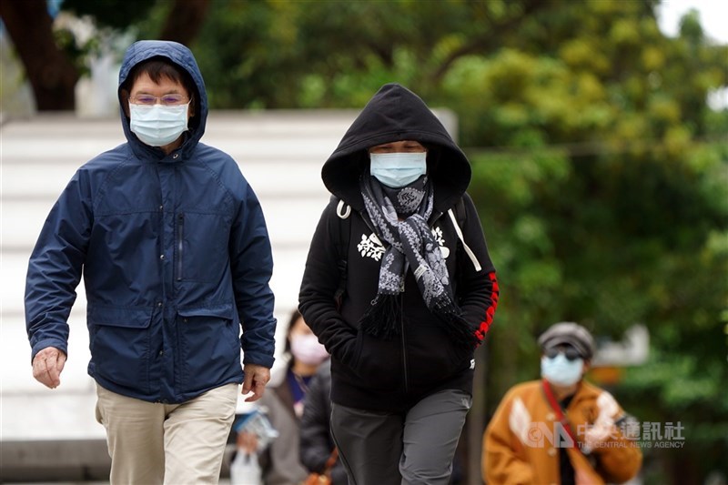 氣象專家吳德榮指出,12月1日起至週末北台灣平地最低氣溫約可降至攝氏10度左右,有機會達大陸冷氣團強度。(中央社檔案照片)