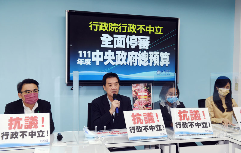 國民黨立法院黨團總召費鴻泰(左2)、書記長陳玉珍(右2)、首席副書記長萬美玲(右1)等人29日上午在立法院舉行記者會,指行政院為了宣傳公投行政不中立,將拒審111年度總預算案,直到行政院長蘇貞昌道歉。中央社記者施宗暉攝 110年11月29日