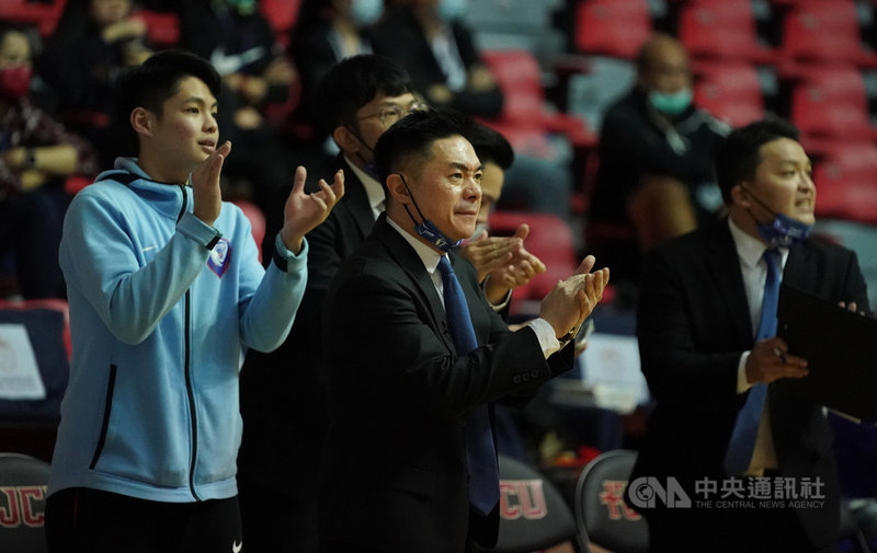 健行科大本季以純本土應戰,29日大專籃球聯賽(UBA)預賽面對擁有身高優勢和外籍生的政治大學,成功上演逆轉秀,教練劉孟竹(前中)說,證明純本土球員一樣可以戰勝有外籍生的球隊。(大專體總提供)中央社記者黃巧雯傳真 110年11月29日