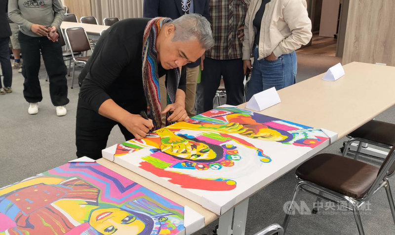 原住民藝術家優席夫29日將未經授權就遭基隆市政府使用的2幅畫作「What