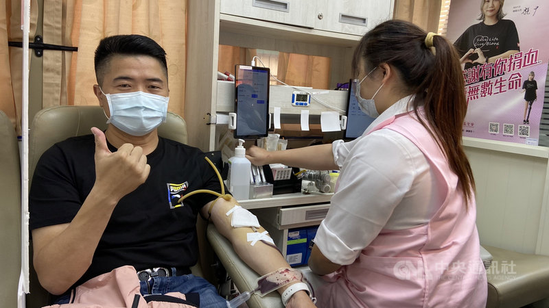 國民黨台中立委補選參選人顏寬恒(左)29日出席沙鹿區後憲協會捐血活動,挽起衣袖捐熱血。(顏寬恒服務處提供)中央社記者趙麗妍傳真 110年11月29日