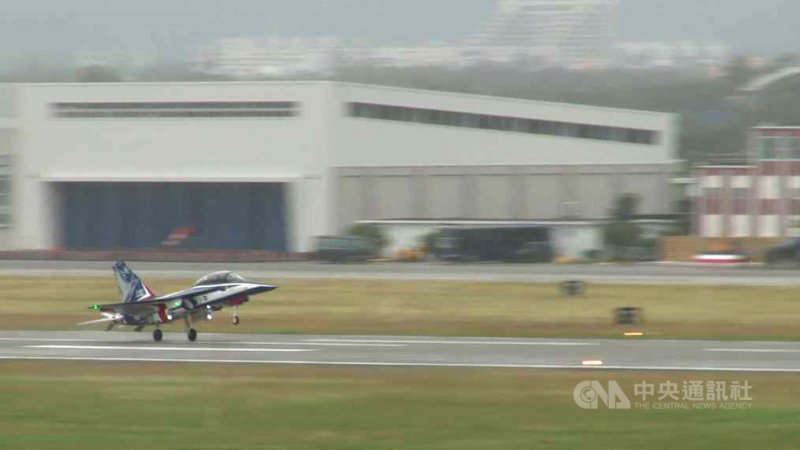 漢翔研製的首架量產型勇鷹高級教練機29日上午飛抵台東志航空軍基地,原預定舉行灑水迎接儀式,因下雨天候不佳而取消。中央社記者盧太城攝 110年11月29日