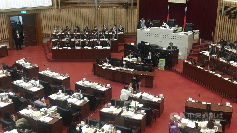 高雄市政府111年度總預算案29日在議會順利交付委員會審查,進入一讀程序。高市議會國民黨團強調後續仍會嚴格監督。中央社記者蔡孟妤攝 110年11月29日