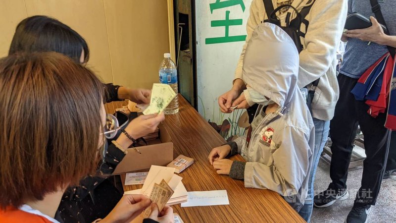 高雄商圈夜市券29日起進行第2波發放,首場林靖夜市下午3時開始發放,現場民眾表示,中午就開始出現排隊人潮,下午3時前排隊人數就已超過預計發放的2000份,工作人員也勸導民眾至其他換發地點兌領。中央社記者曾以寧攝 110年11月29日