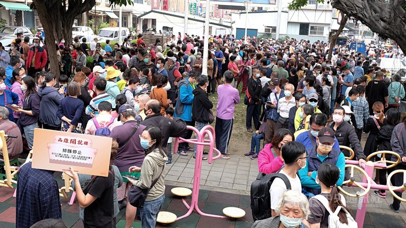 高雄商圈夜市券29日起進行第2波發放,首場林靖夜市下午3時開始發放,現場中午就開始出現排隊人潮。中央社記者曾以寧攝 110年11月29日