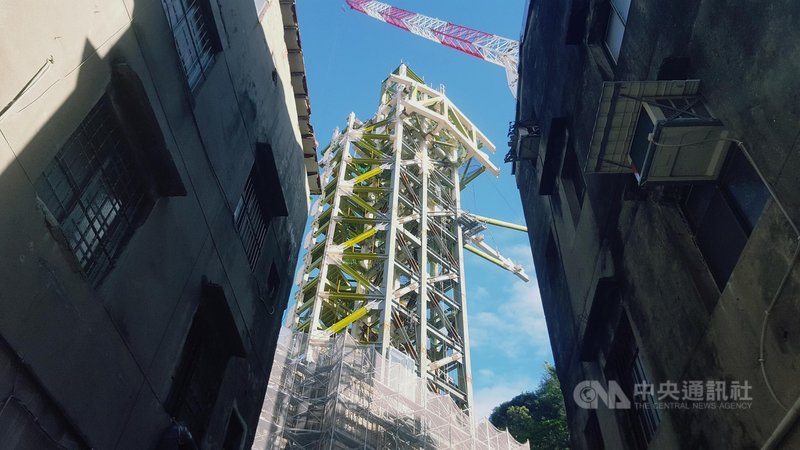 基隆市政府在義二路、正義路口興建高約50公尺通往中正公園的豎梯(圖),預計年底完工,文化局111年編列新台幣650萬元預算計畫委外經營管理,經議會聯席審查會決議提交大會討論,這筆預算29日在大會被刪減到只剩1元。中央社記者王朝鈺攝 110年11月29日