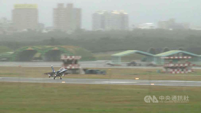 漢翔研製的首架量產型勇鷹高級教練機29日上午飛抵台東志航空軍基地,許多航空軍事迷長時間守候,只為捕捉軍機英姿。中央社記者盧太城攝 110年11月29日
