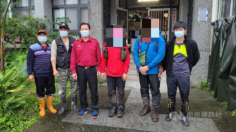 來自高雄的4名山友登能高越東段,遇天長隧道崩塌而求援,經救難人員挖出通道,將受困的山友救出;但此登山隊入山證申請、登山計畫與實際登山路線不符合,將依違反國家公園法,停止此4人申請進入國家公園登山1年,並依花蓮縣登山自治條例開罰。(花蓮縣消防局提供)中央社記者李先鳳傳真 110年11月29日
