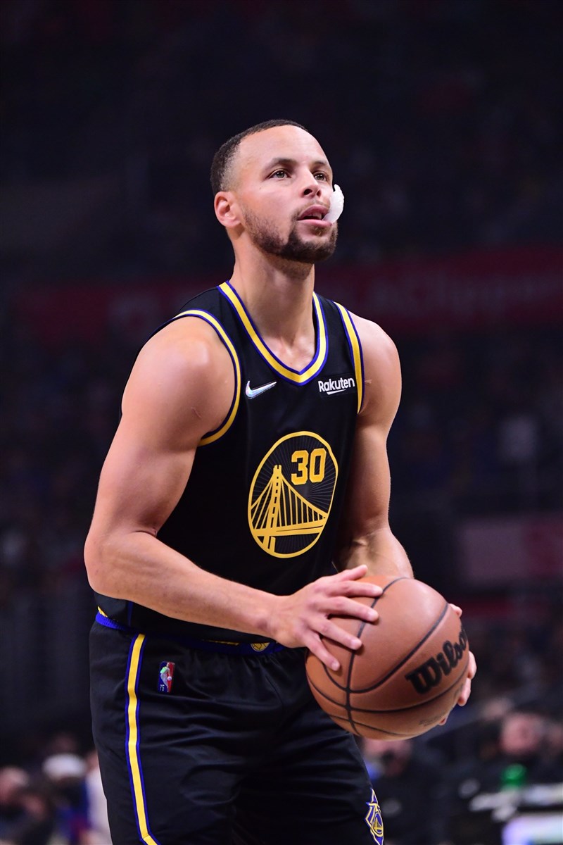 NBA勇士球星柯瑞28日在末節向裁判抗議後被吹技術犯規,但隨後他飆進3個三分球外加跳投怒砍11分,助球隊105比90擊敗洛杉磯快艇。(圖取自twitter.com/NBA)