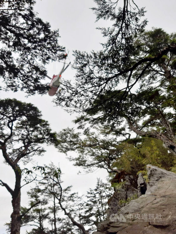 49歲江姓男子27日與友人攀登白姑大山,經過吉他營地後扭傷右腳,台中市消防局派員搜救,29日上午7時接觸到江男,並以直升機成功將江男吊掛下山。(民眾提供)中央社記者趙麗妍傳真 110年11月29日