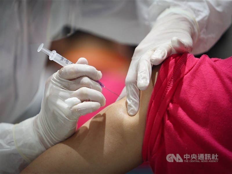 指揮中心29日說,專家會議建議12到17歲青少年應續接種第2劑BNT疫苗,並建議已完成2劑基礎劑者,在第2劑疫苗接種的6個月後接種追加的第3劑。(中央社檔案照片)