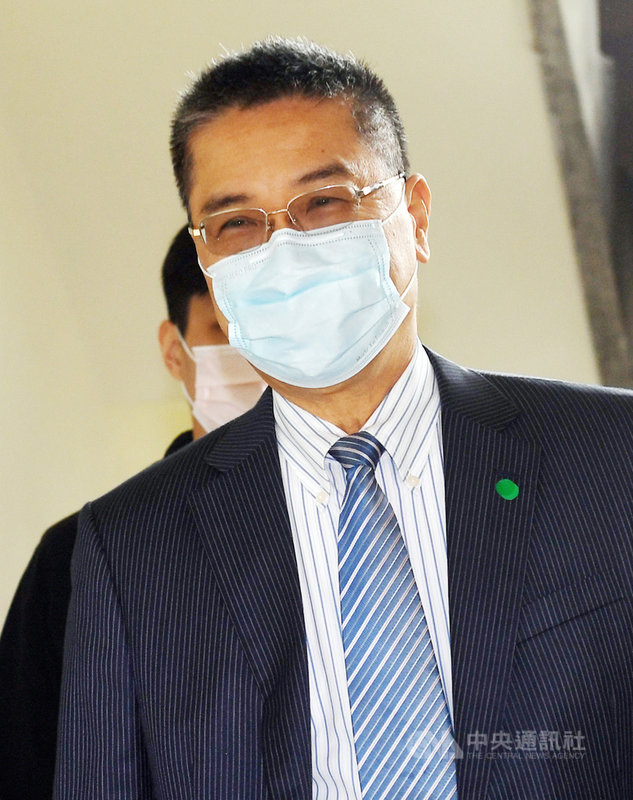 內政部長徐國勇(圖)29日赴立法院內政委員會備詢,會前接受媒體聯訪,對部分旅外國人受疫情影響無法返台,依法出境2年恐遭遷出戶籍一事表示,因高等行政法院及許多學者都主張居住為事實行為,除非修法,否則行政機關無裁量餘地。中央社記者施宗暉攝 110年11月29日
