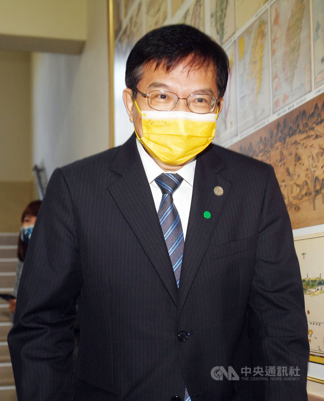 針對日前與台北市長柯文哲就基隆捷運見面溝通一事,交通部長王國材(圖)29日在立法院備詢前受訪表示,基本上是雙方帶著團隊以專業溝通,最後的結論也是專業溝通的結果。中央社記者施宗暉攝 110年11月29日