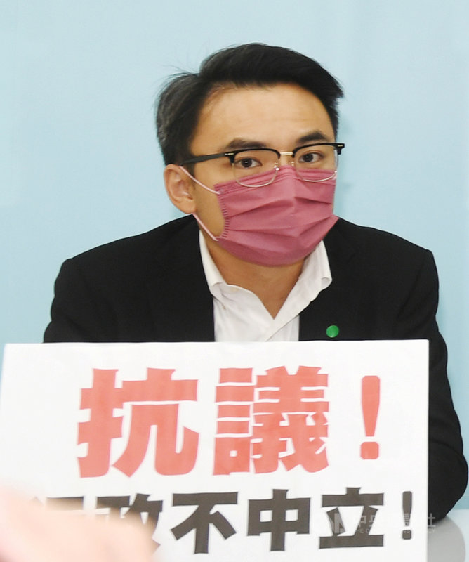 國民黨立委洪孟楷遭質疑從英國返台後仍在自主健康管理期,29日卻到立法院參與記者會,是防疫破口。洪孟楷(圖)表示,根據衛福部防疫指引,自主管理期無症狀可正常生活,他全程戴口罩、保持社交距離,合乎相關規定。中央社記者施宗暉攝 110年11月29日