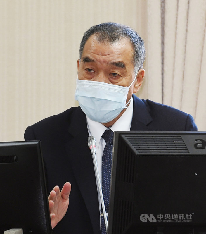 國防部長邱國正(圖)29日列席立法院外交及國防委員會報告並備詢,對陸軍下令全軍訓練應用刺槍訓練一事表示,刺槍是「練心練技」,雖然是陸軍的規劃,但他支持這項訓練。中央社記者施宗暉攝 110年11月29日