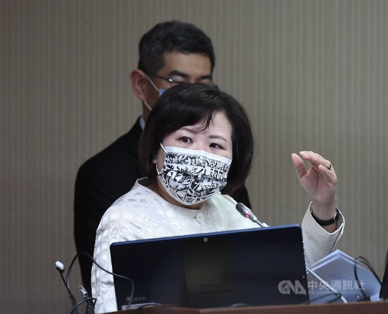 台灣邁入高齡化社會,外界關注是否設置長期照顧安排假,多名立委提案增訂相關條文;勞動部長許銘春(前)29日在立法院社會福利及衛生環境委員會表示,立委提案修法立意良善,但勞資意見仍不一致,勞動部將持續蒐集各界意見凝聚共識。中央社記者王飛華攝 110年11月29日