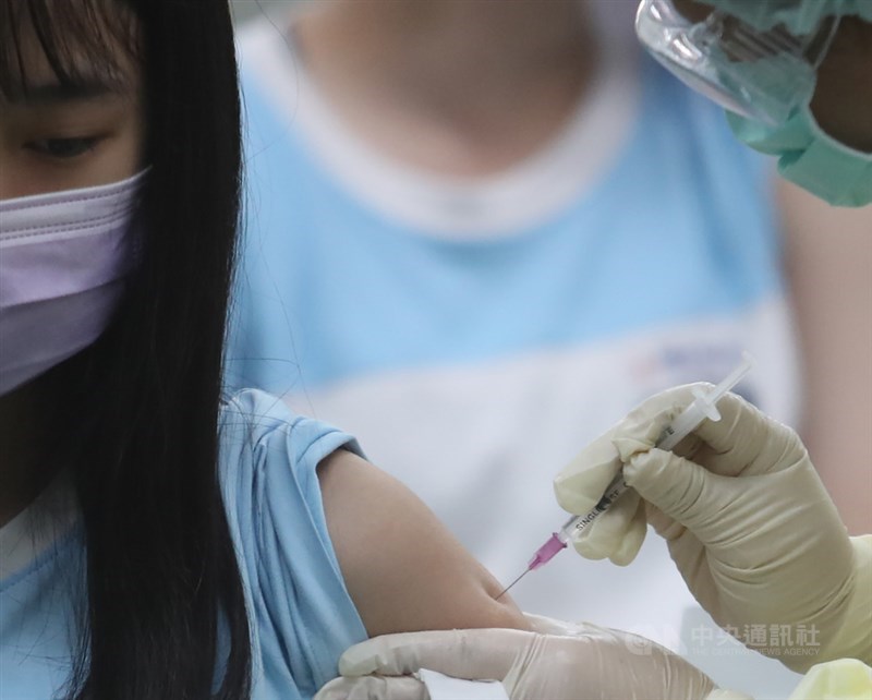 專家建議12至17歲青少年應接種第2劑BNT疫苗,指揮官陳時中表示,將印新版意願書,須全數重填,最快12月中旬開打。(中央社檔案照片)