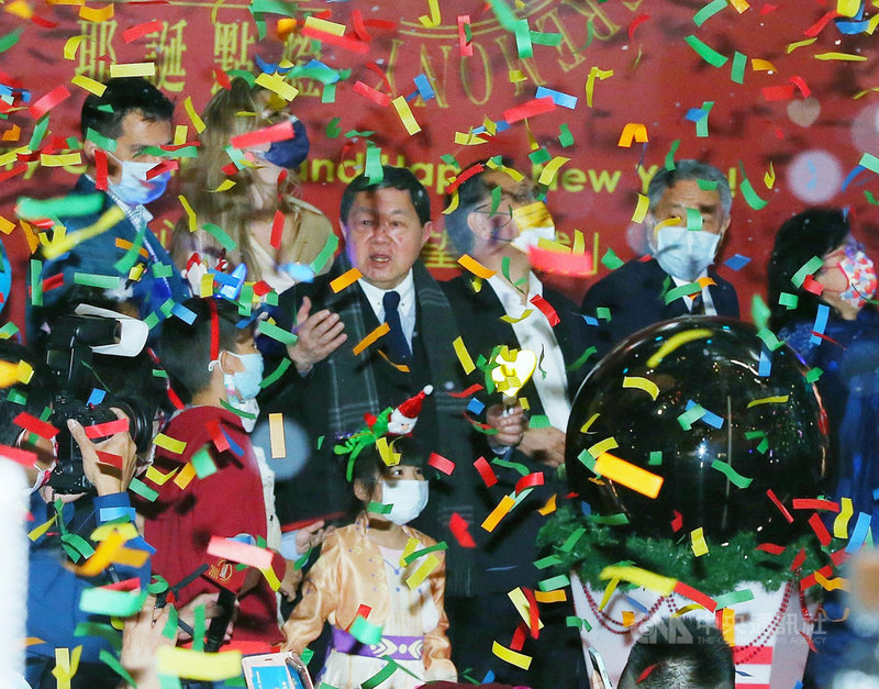 2021遠東集團耶誕點燈儀式29日晚間在遠企中心噴水池廣場舉行,遠東集團董事長徐旭東(中)帶領大家一同點亮耶誕樹。中央社記者郭日曉攝 110年11月29日