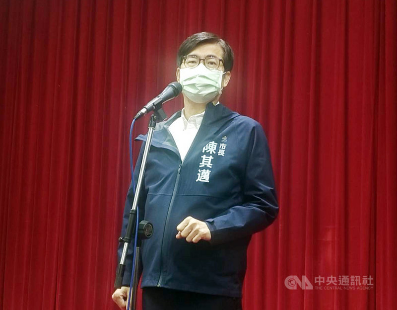 COVID-19新變異株Omicron令全球緊張,高雄市長陳其邁29日上午在高雄市議會接受媒體聯訪時表示,如能14天都在防疫旅館完整隔離最好。中央社記者蔡孟妤攝 110年11月29日