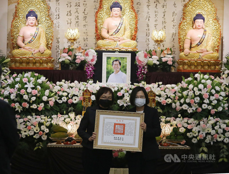 前駐泰代表李應元罹癌病逝,家屬30日在台北市立第二殯儀館舉辦告別式,只有家祭,未舉行公祭;總統蔡英文(右)到場親自頒發褒揚令。中央社記者郭日曉攝 110年11月30日