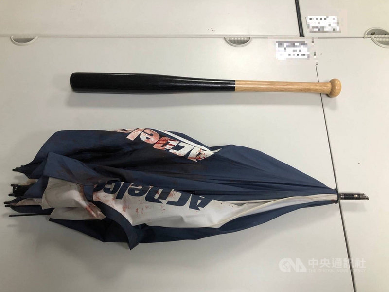 劉姓、陳姓等2名男子29日深夜因超車糾紛,停車在路邊理論,不但各自拿出球棒、雨傘在街頭大打出手,接著還上演飛車追逐;警方獲報循線逮人,詢後雙方都依法送辦。(翻攝照片)中央社記者沈佩瑤傳真 110年11月30日