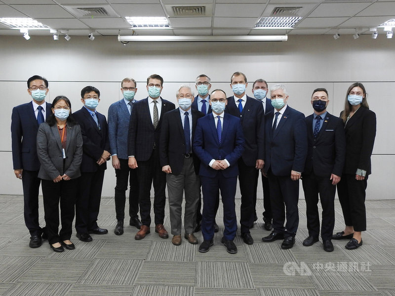 波羅的海三國國會友台小組主席及議員聯合訪問團於30日上午拜會科技部,科技部長吳政忠(左6)與科技部生科司司長陳鴻震(左1)、工程司司長李志鵬(左3)親自出席,雙方設定未來在量子科技與生技等領域合作交流。(科技部提供)中央社記者蘇思云傳真 110年11月30日