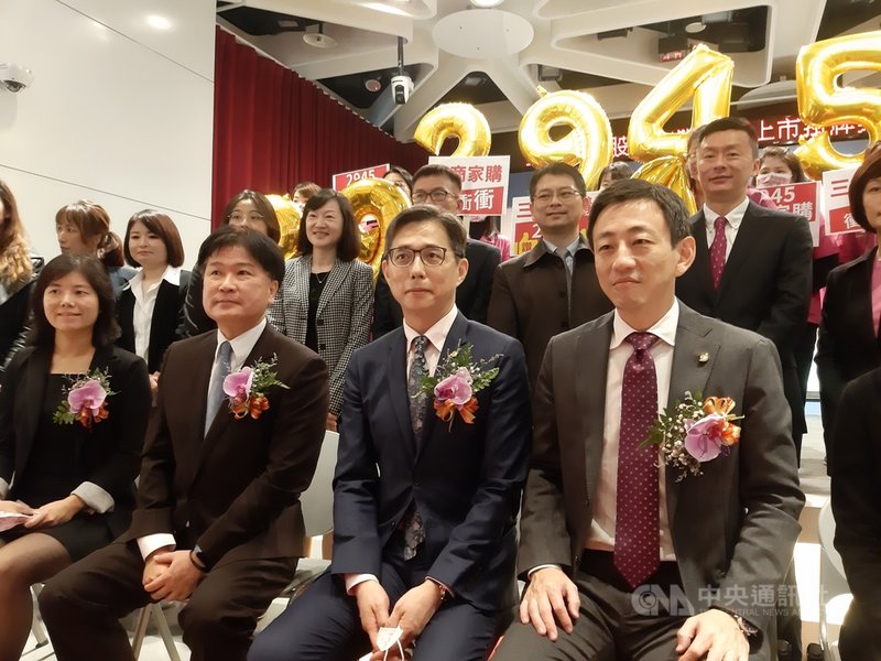 三商家購30日掛牌上市,總經理邱光隆(前右2)在台灣證券交易所舉行上市掛牌典禮受訪時表示,核心事業美廉社不但要做全台7761個村里的「連鎖雜貨店」,未來還要前進東南亞。中央社記者潘智義攝 110年11月30日