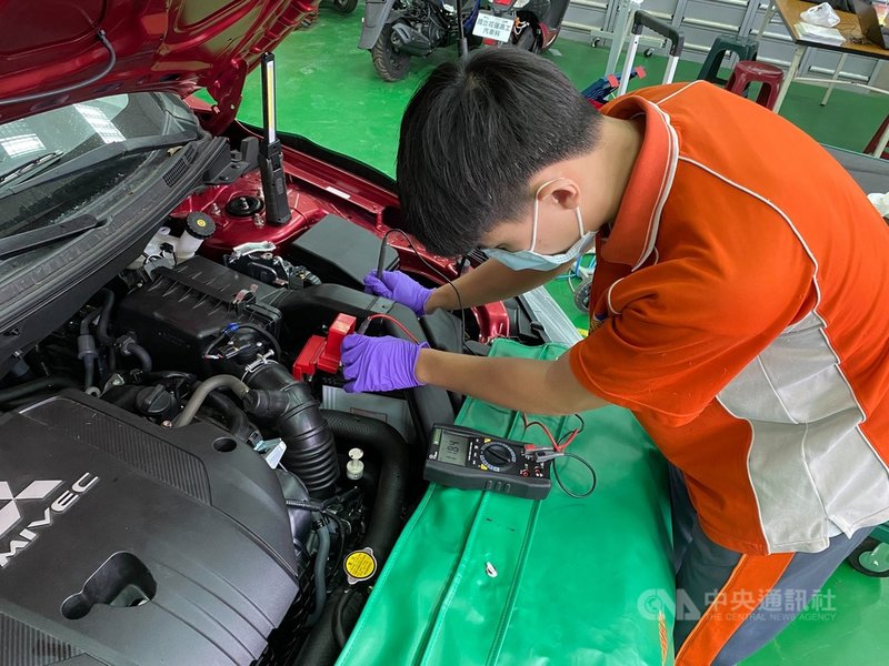 花蓮高工學生陳宏諭在工科技藝競賽榮獲汽車修護職類金手獎第4名,來自低收入戶家庭的他,父母平時在夜市工作,他則每天訓練到深夜。(國立花蓮高工提供)中央社記者張祈傳真 110年11月30日