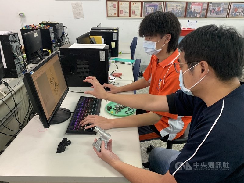 花蓮高工製圖科高三生李韋德(左)在老師宋祐禎(右)指導下,參加工科技藝競賽,拿下電腦輔助機械製圖金手獎第1名。(國立花蓮高工提供)中央社記者張祈傳真 110年11月30日